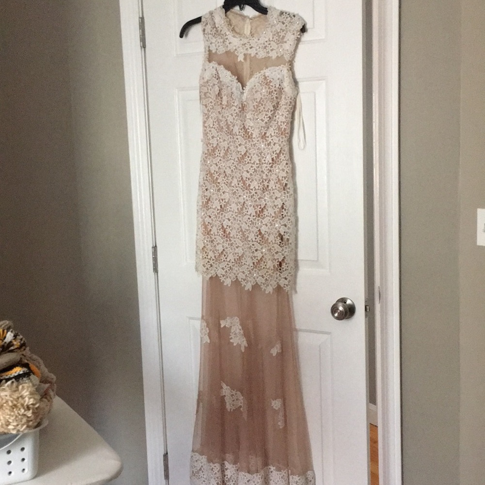 White prom/homecoming/ bridal event dress size 4